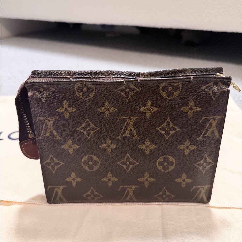 Louis Vuitton Toiletry 19 Monogram Cosmetic Bag